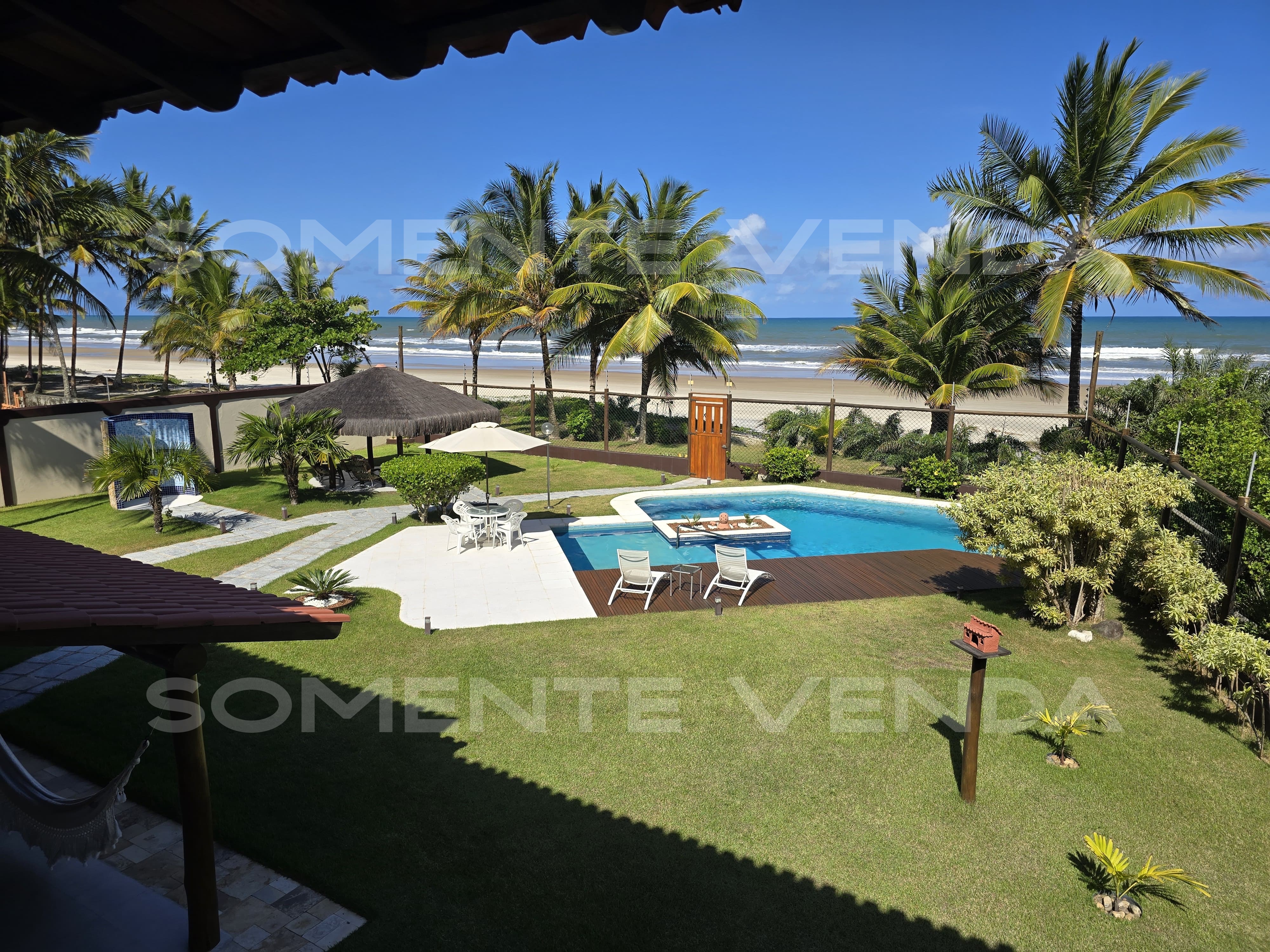 Suíte master com vista para piscina