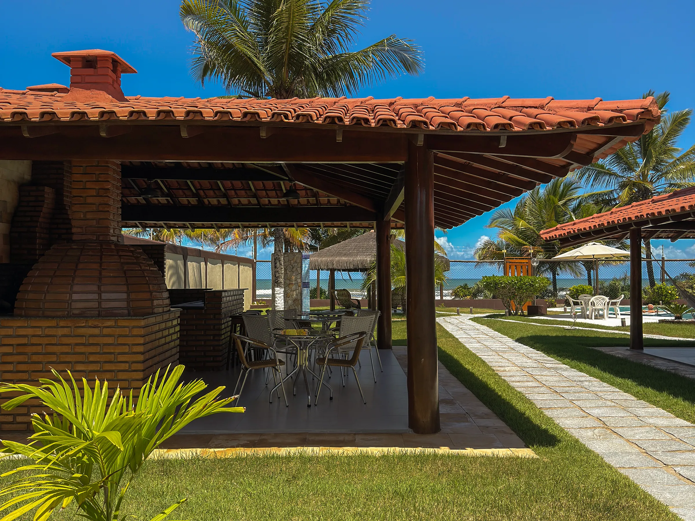 Quiosque Gourmet com Churrasqueira, Forno de Pizza e Fogão à Lenha.