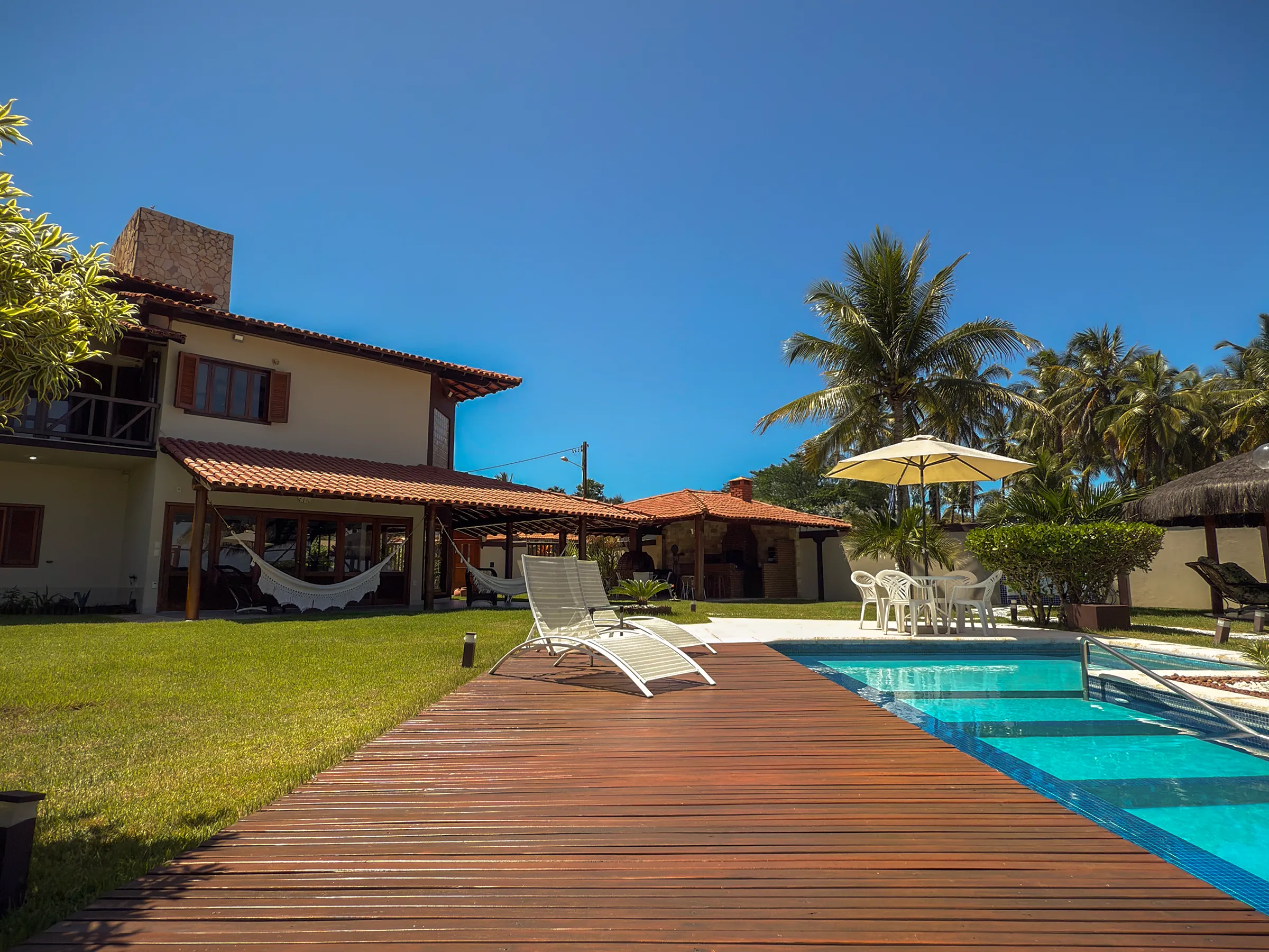 Vista lateral da casa com Piscina e Deck Cumaru.